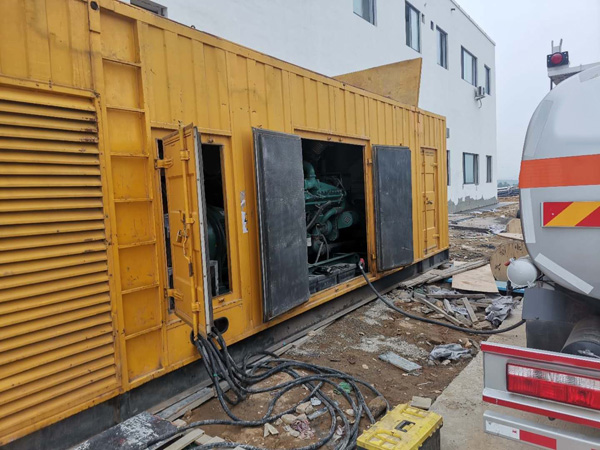 长丰如何在发电机出租合同中约定设备的维修和保养责任？